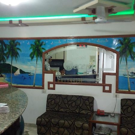 Hotel Decent Сурат Екстер'єр фото