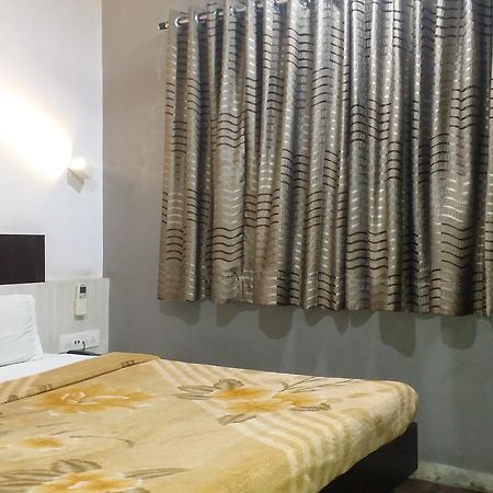 Hotel Decent Сурат Екстер'єр фото