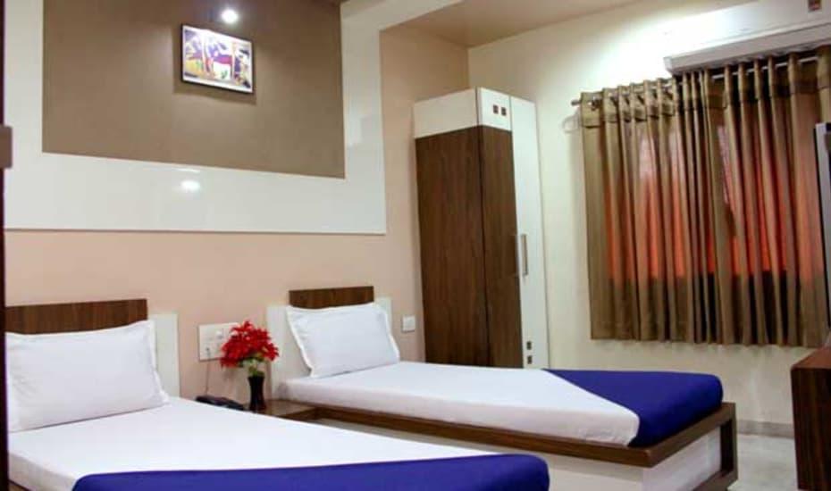 Hotel Decent Сурат Екстер'єр фото