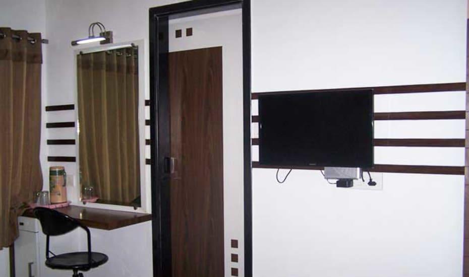 Hotel Decent Сурат Екстер'єр фото