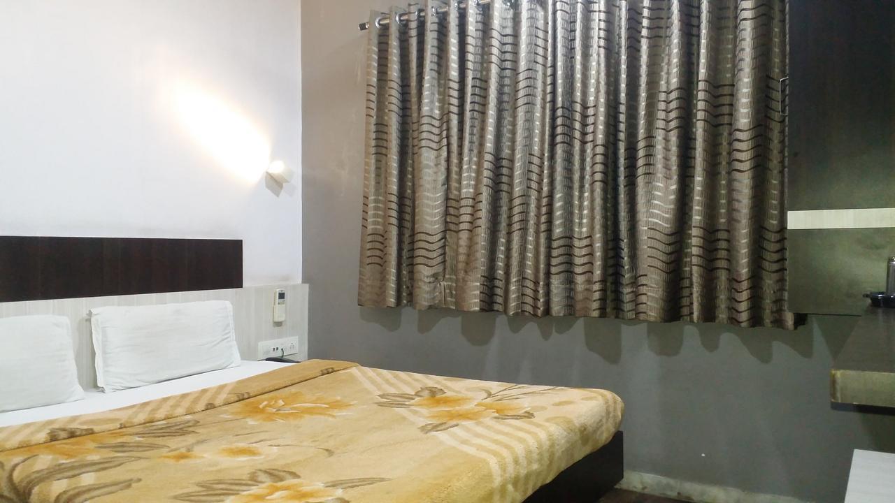 Hotel Decent Сурат Екстер'єр фото