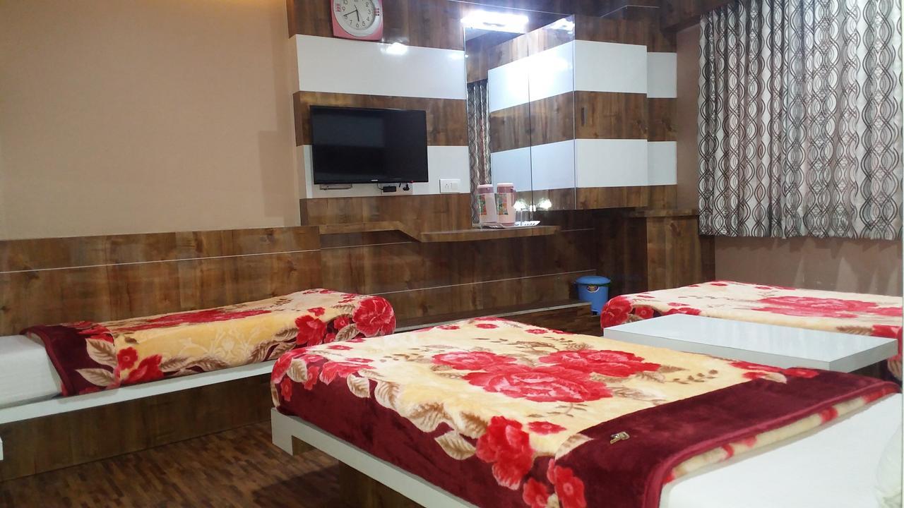 Hotel Decent Сурат Екстер'єр фото