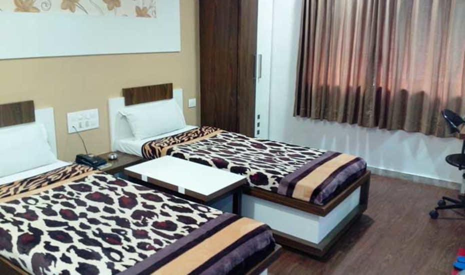 Hotel Decent Сурат Екстер'єр фото