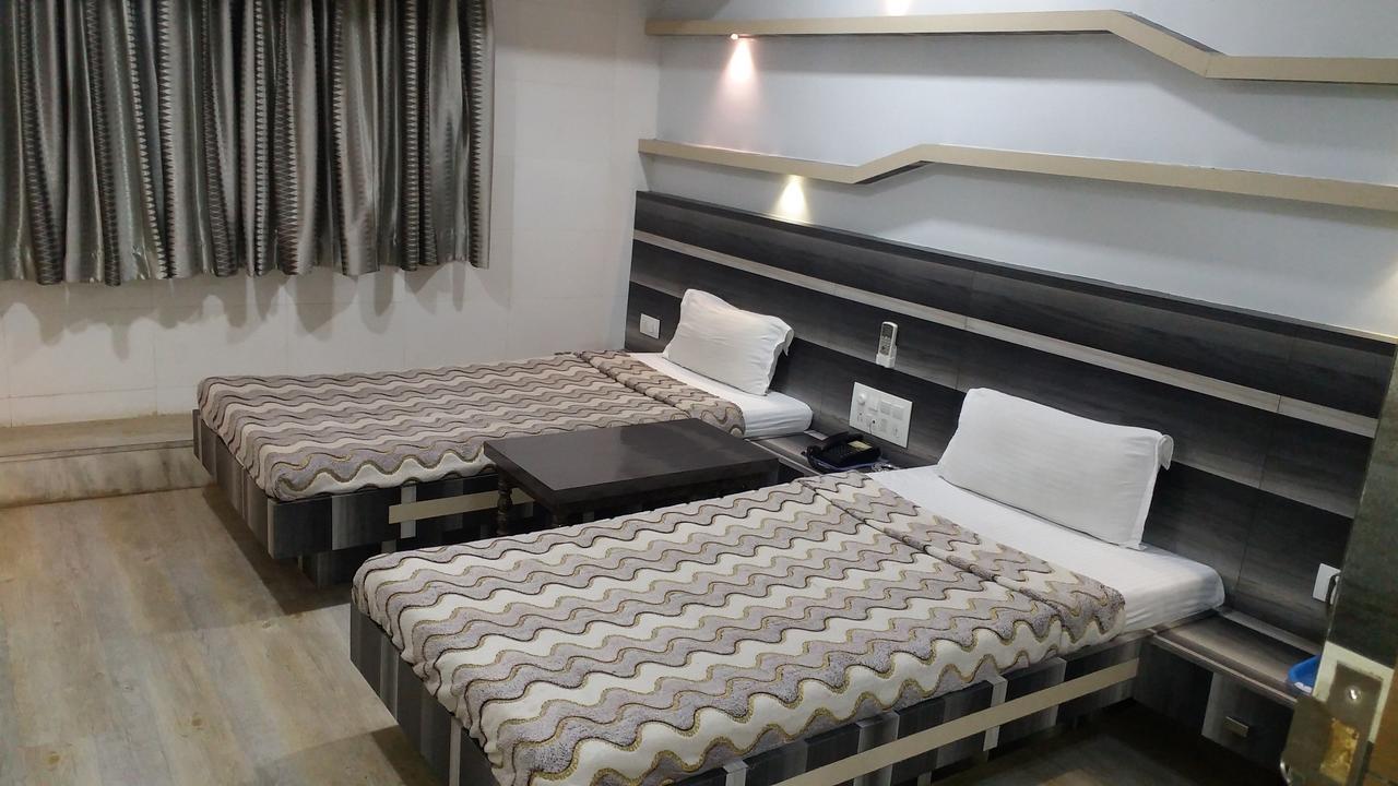 Hotel Decent Сурат Екстер'єр фото