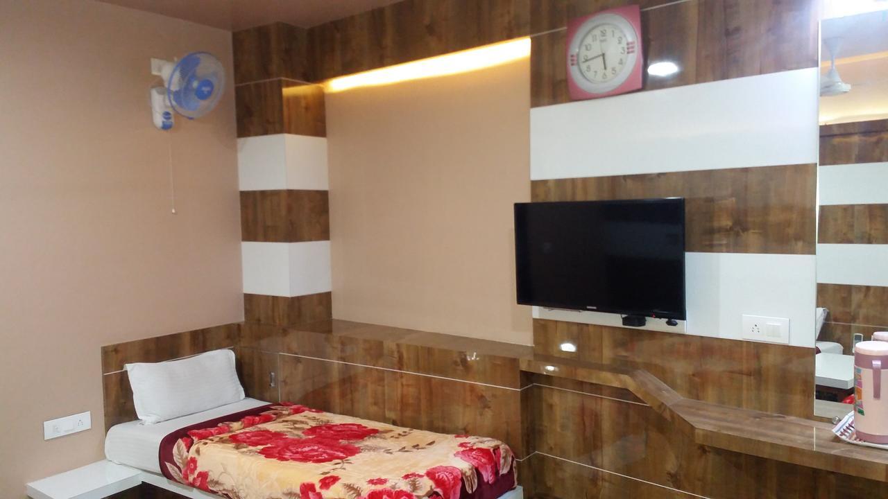 Hotel Decent Сурат Екстер'єр фото