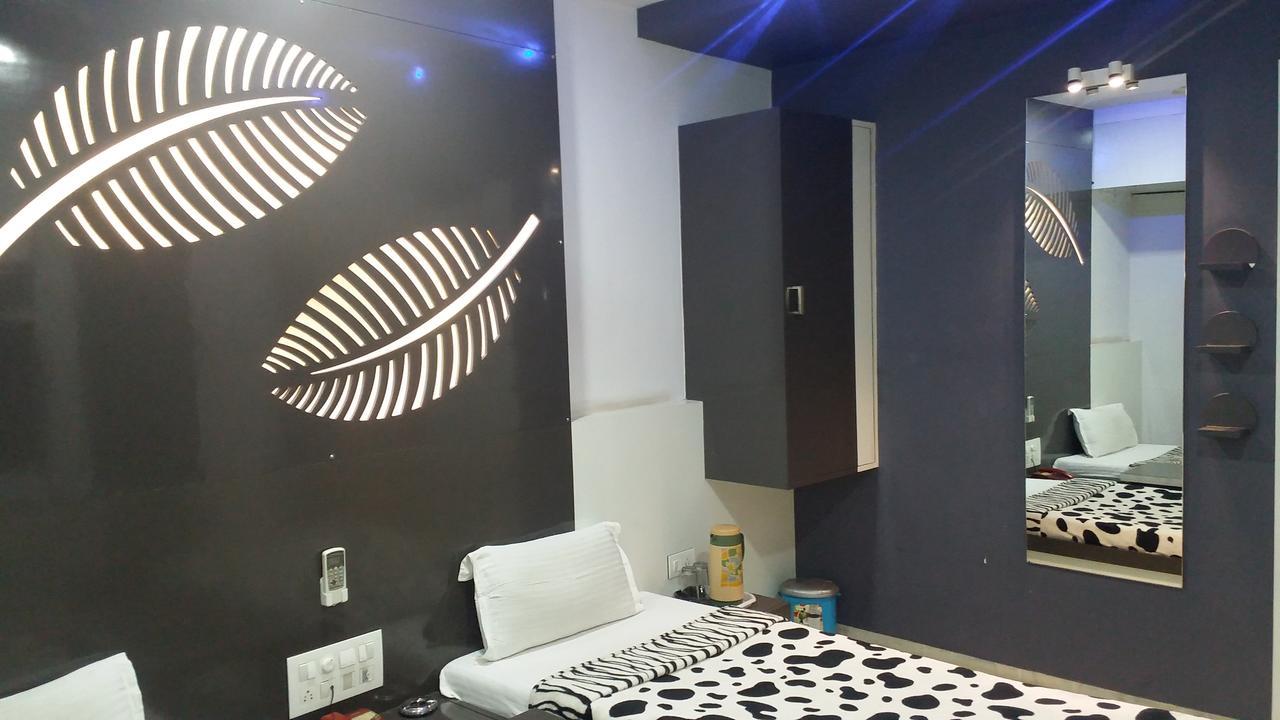 Hotel Decent Сурат Екстер'єр фото