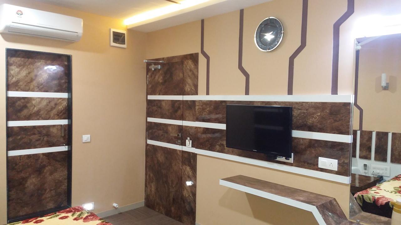 Hotel Decent Сурат Екстер'єр фото