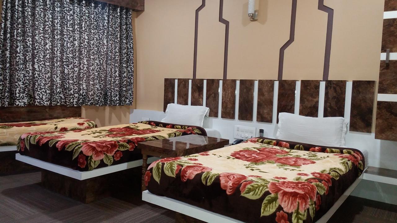 Hotel Decent Сурат Екстер'єр фото